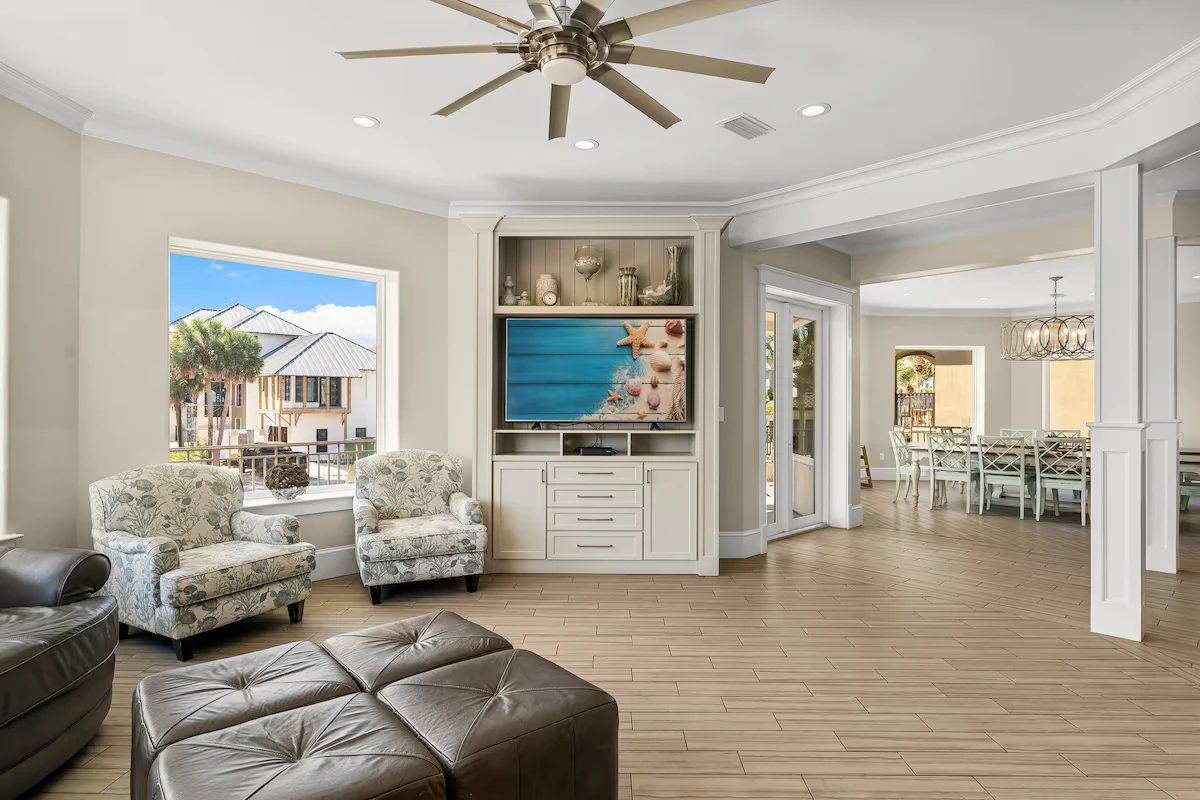 Living room with a built-in TV cabinet and the dining table behind